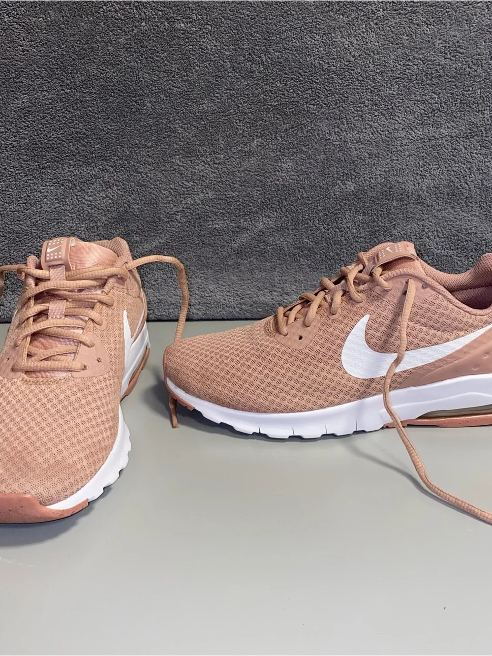 Nike Air Max Motion Sneakers Particle Pink Womens Size 8.5